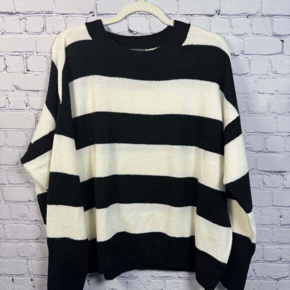Vince camuto Black and White Soft Sweater Size Medium - Picture 2 of 6